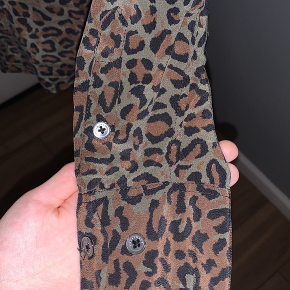 SOLD EQUIPMENT Femme Leopard Print 100% silk Shirt. - Picture 6 of 10